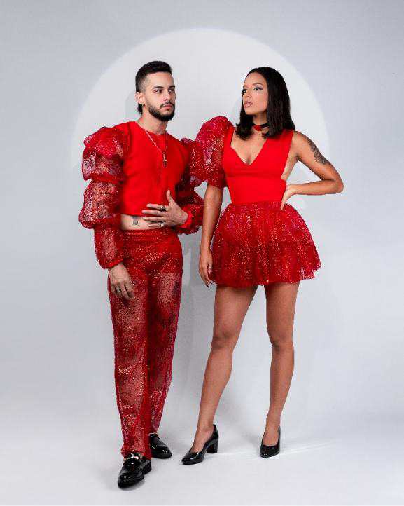 Homem e mulher em pé posando para foto
O conteúdo gerado por IA pode estar incorreto.