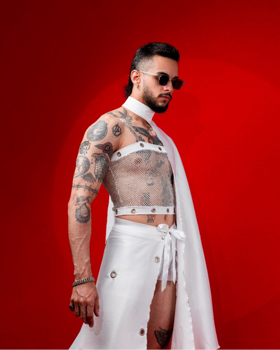 Homem de uniforme branco e vermelho
O conteúdo gerado por IA pode estar incorreto.