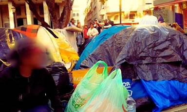 Uma imagem contendo mesa, criança, comida, itens
Descrição gerada automaticamente