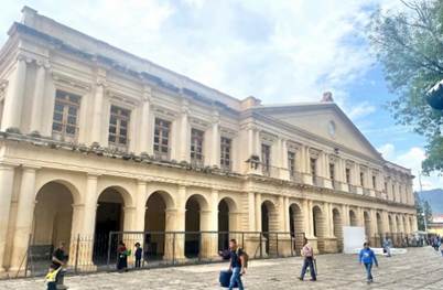 Pessoas andando em frente a igreja

Descrição gerada automaticamente